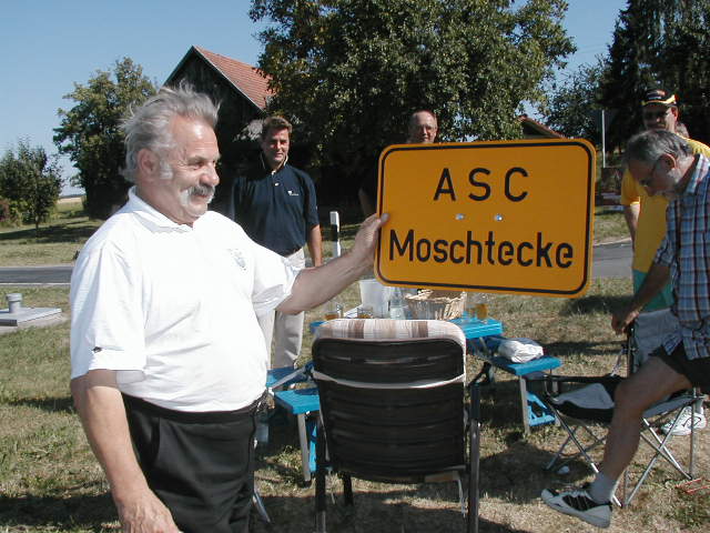 Übergabe des "ASC Moschtecke" Schildes