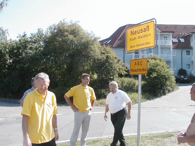 Thomas bestaunt das Schild, Eike kriegt sich nimmer vor Lachen...