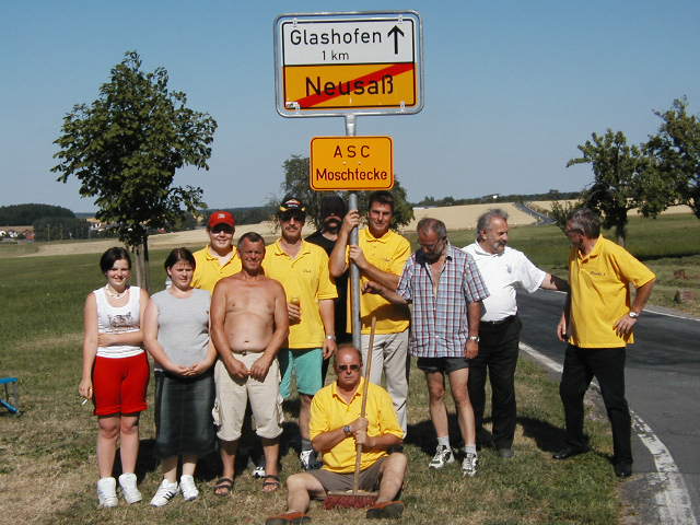ASC Gruppenbild mit Schild, Ortsvorsteher und Sohn